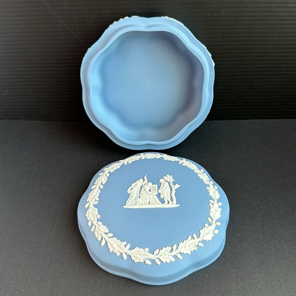 Wedgwood Blue White Jasperware Wavy Edge Dresser Box Cherubs and Musicians - Picture 3 of 5